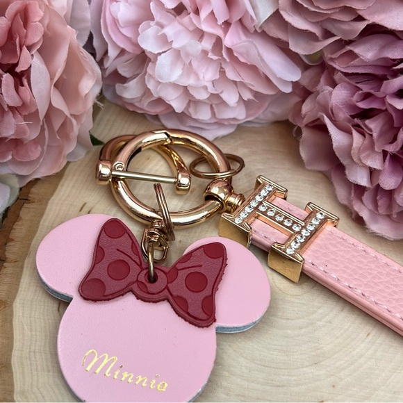 Gorgeous Pink Leather Minnie Mouse with Wrist Strap Key Fob Keychain - Picture 6 of 16